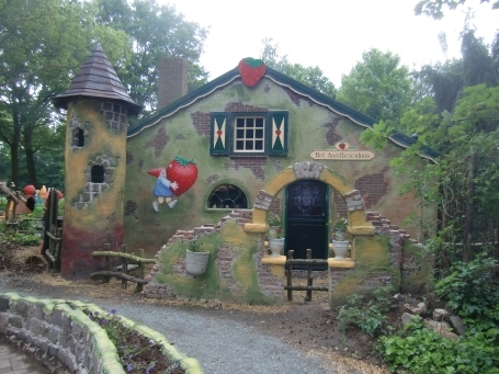 Horst aan de Maas : Kreuzelweg, Erdbeerland, der Herr des Erdbeerreiches, Hay Saberyè wohnt hier im Erdbeerhaus.